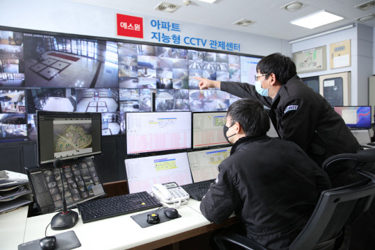 에스원 직원들이 아파트 전용 통합 보안솔루션을 이용해 단지 상황을 점검하고 있다. 에스원 제공